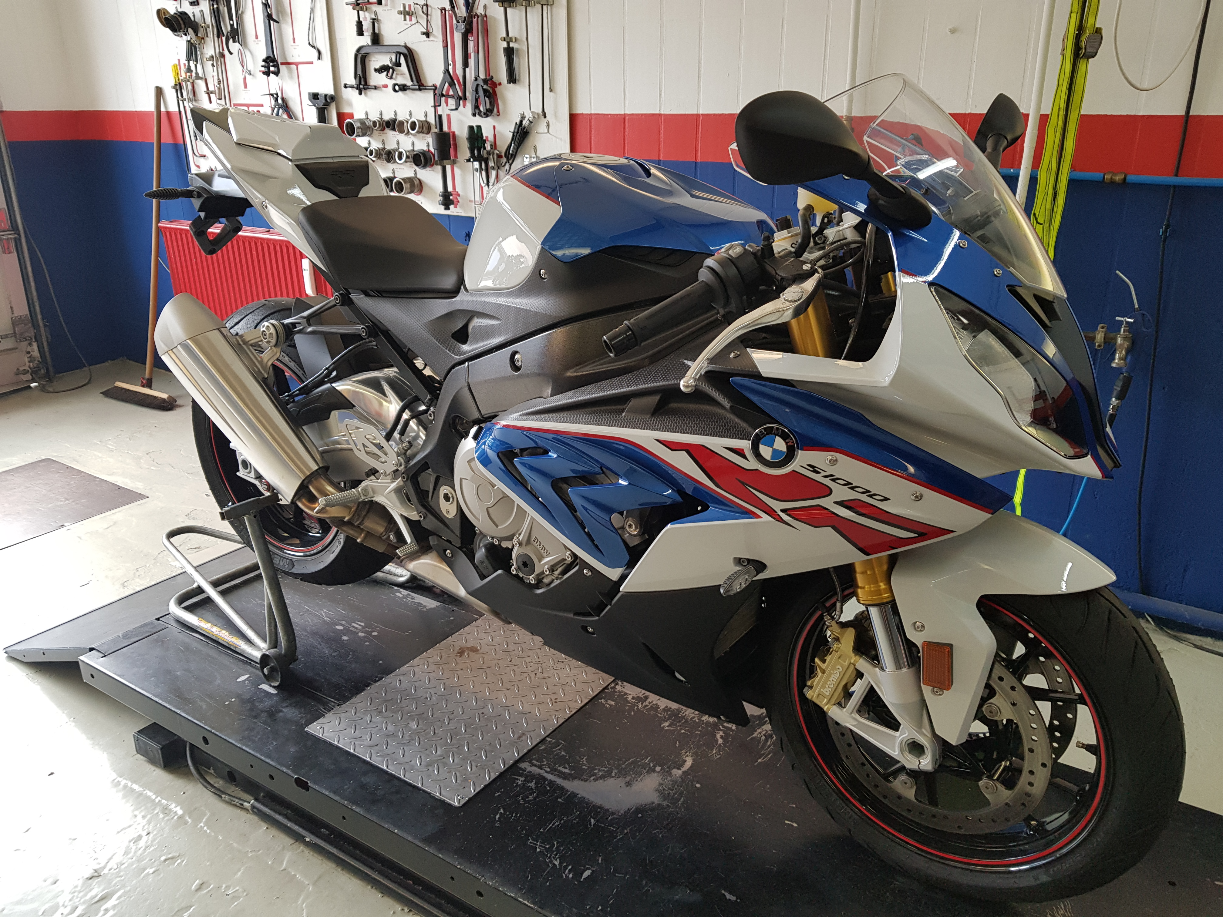 Vom Straßen zum Rennmotorrad BMW S 1000 RR